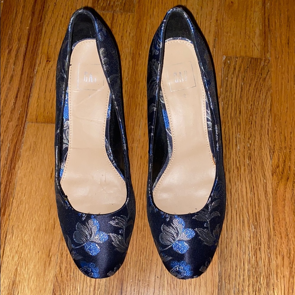 GAP Woman’s Blue Floral Block Heel Pumps